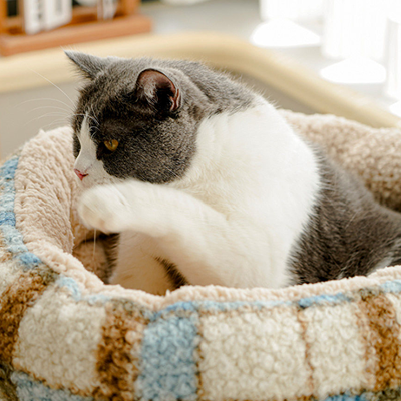 Contemporary Scandinavian Round Fabric Cotton Enclosed Cat Bed For Bedroom