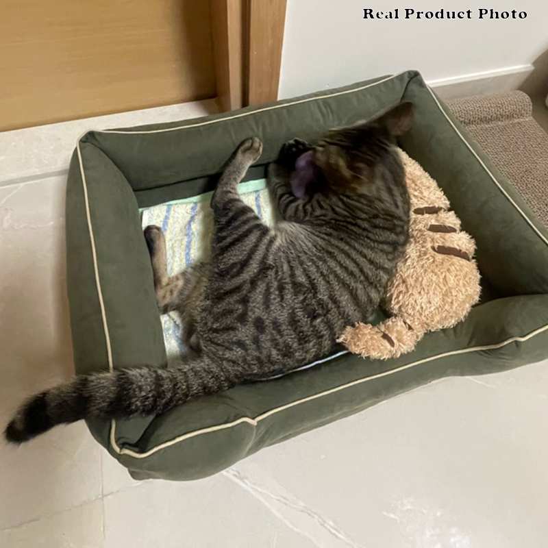 Zeitgenössisches skandinavisches rechteckiges Katzenbett aus Samtstoff und Baumwolle mit geschlossenem Design und antistatischer Ausführung für das Schlafzimmer 