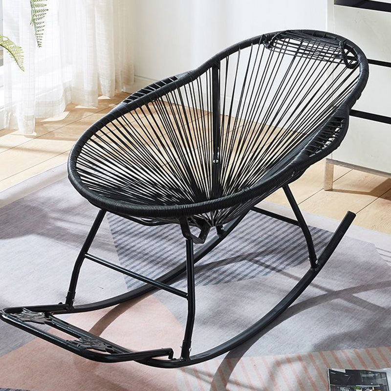 Fauteuil à bascule contemporain en rotin et acier, de forme nid, avec accoudoirs et dossier, pour salon 