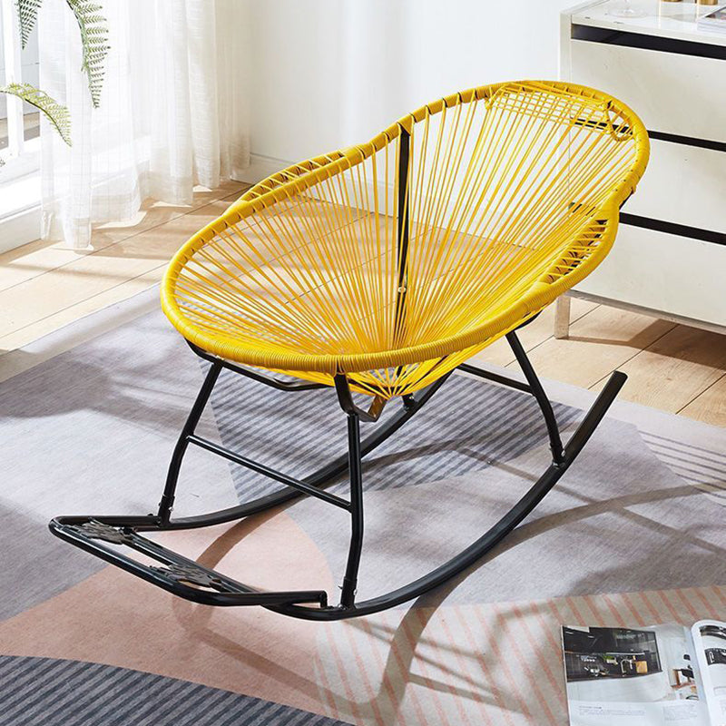 Fauteuil à bascule contemporain en rotin et acier, de forme nid, avec accoudoirs et dossier, pour salon 