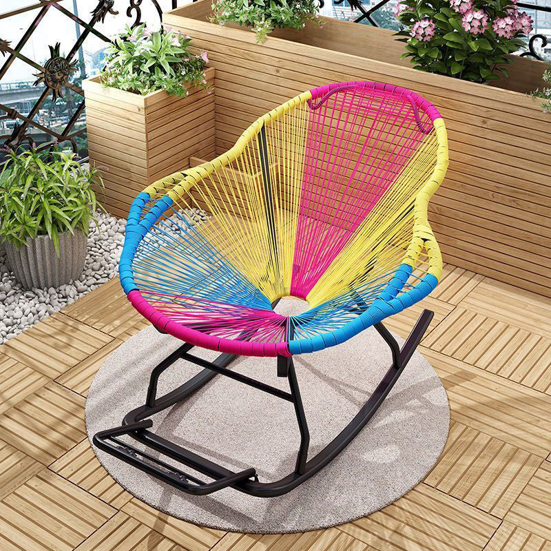 Fauteuil à bascule contemporain en rotin et acier, de forme nid, avec accoudoirs et dossier, pour salon 