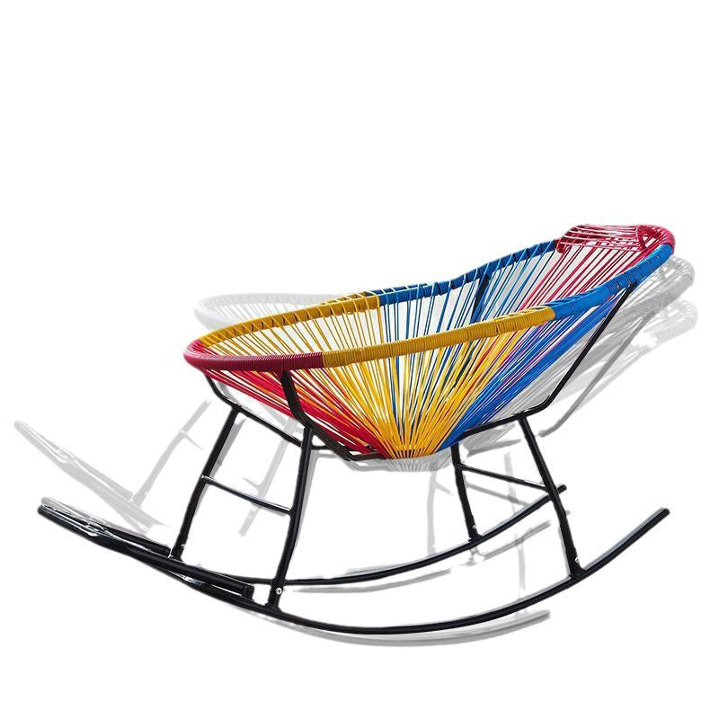 Fauteuil à bascule contemporain en rotin et acier, de forme nid, avec accoudoirs et dossier, pour salon 