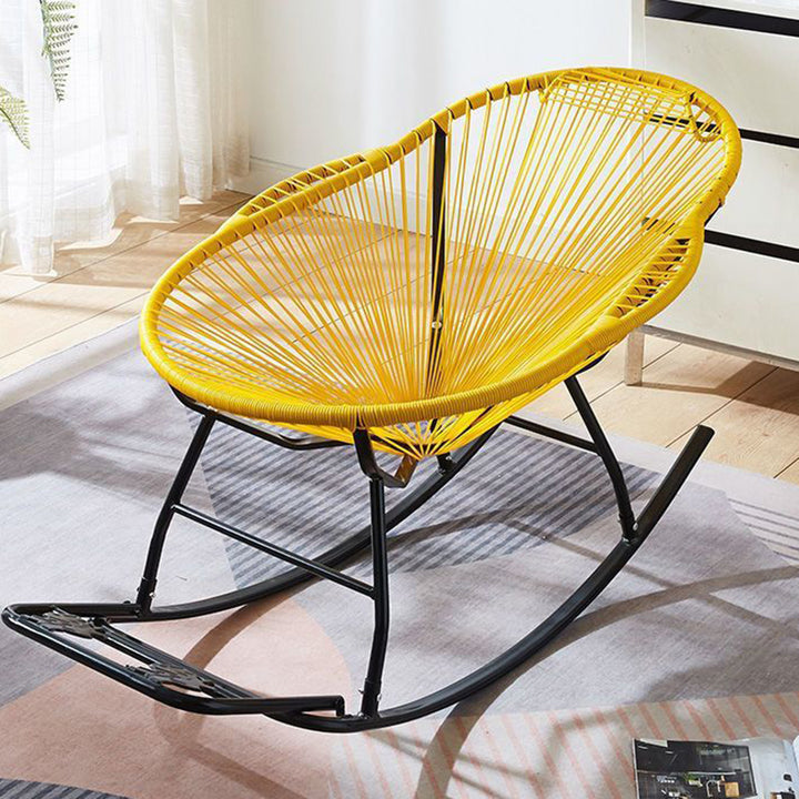 Fauteuil à bascule contemporain en rotin et acier, de forme nid, avec accoudoirs et dossier, pour salon 