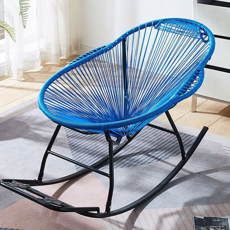 Fauteuil à bascule contemporain en rotin et acier, de forme nid, avec accoudoirs et dossier, pour salon 