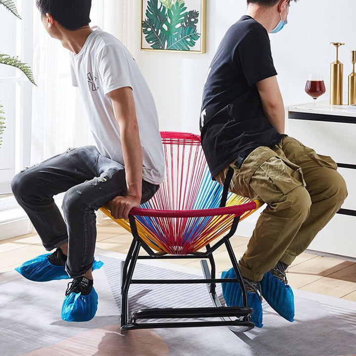 Fauteuil à bascule contemporain en rotin et acier, de forme nid, avec accoudoirs et dossier, pour salon 