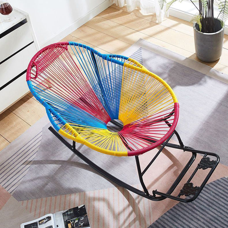 Fauteuil à bascule contemporain en rotin et acier, de forme nid, avec accoudoirs et dossier, pour salon 