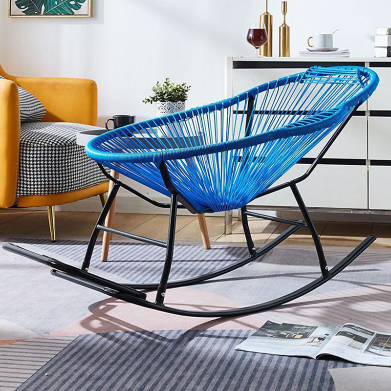 Fauteuil à bascule contemporain en rotin et acier, de forme nid, avec accoudoirs et dossier, pour salon 