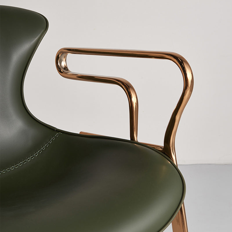 Moderner luxuriöser Esszimmerstuhl mit geschwungener Rückenlehne und Armlehnen aus Kunstsattelleder und Karbonstahl für das Esszimmer 