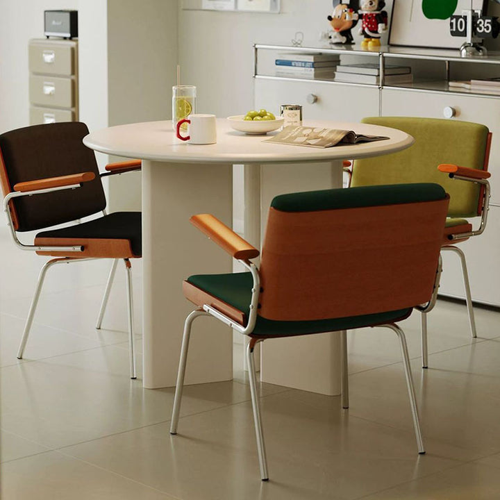 Moderner minimalistischer rechteckiger Stoff Massivholz Mehrschichtplatte Massivholz Eisen Edelstahl Esszimmerstuhl Rückenlehne Armlehne für Esszimmer 