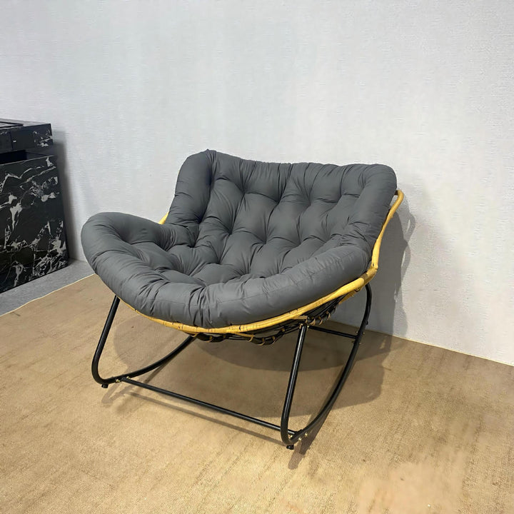 Moderner minimalistischer Schaukelstuhl mit geschwungener Vogelnest-Form aus Kohlenstoffstahl, Leinenmischgewebe, synthetischem Stoff und PE-Rattan, mit Rückenlehne, ohne Armlehnen, für das Wohnzimmer 