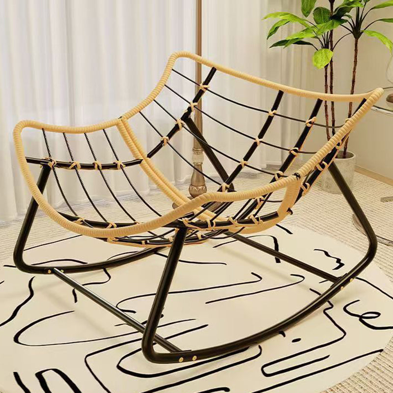 Moderner minimalistischer Schaukelstuhl mit geschwungener Vogelnest-Form aus Kohlenstoffstahl, Leinenmischgewebe, synthetischem Stoff und PE-Rattan, mit Rückenlehne, ohne Armlehnen, für das Wohnzimmer 