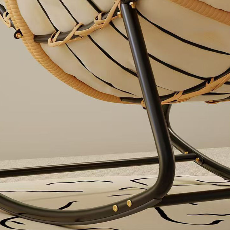 Moderner minimalistischer Schaukelstuhl mit geschwungener Vogelnest-Form aus Kohlenstoffstahl, Leinenmischgewebe, synthetischem Stoff und PE-Rattan, mit Rückenlehne, ohne Armlehnen, für das Wohnzimmer 