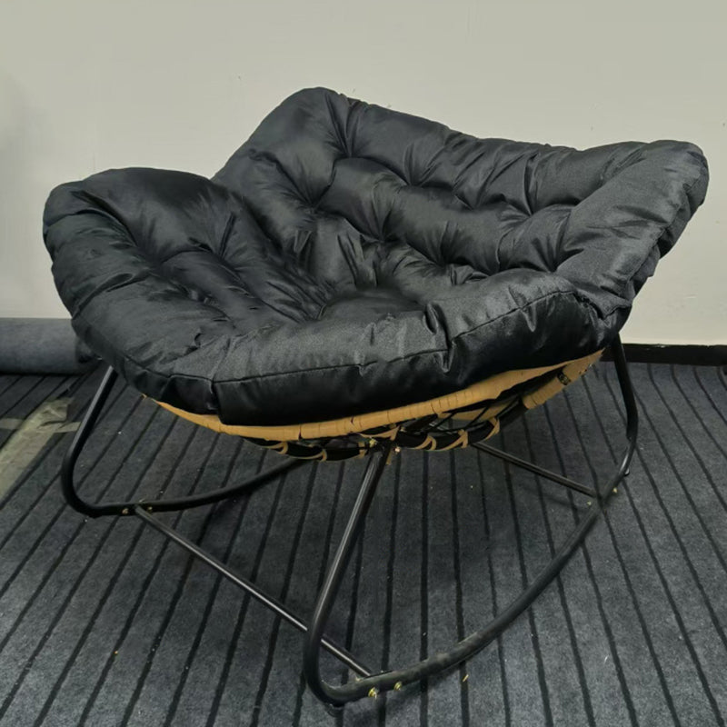 Moderner minimalistischer Schaukelstuhl mit geschwungener Vogelnest-Form aus Kohlenstoffstahl, Leinenmischgewebe, synthetischem Stoff und PE-Rattan, mit Rückenlehne, ohne Armlehnen, für das Wohnzimmer 