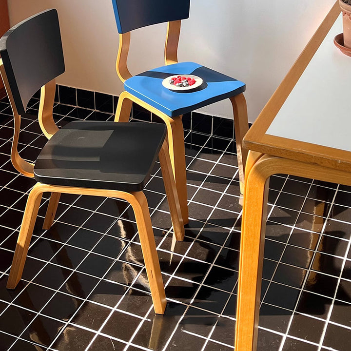 現代的な北欧の長方形のバーチ合板ダイニングチェア 背もたれなし ダイニングルーム＆キッチン用 