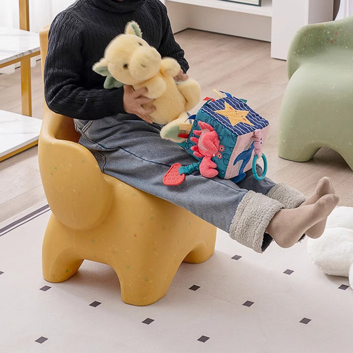 Diseño de elefante contemporáneo creativo curvado Silla de comedor para niños PE Respaldo con reposabrazos para comedor y cocina 