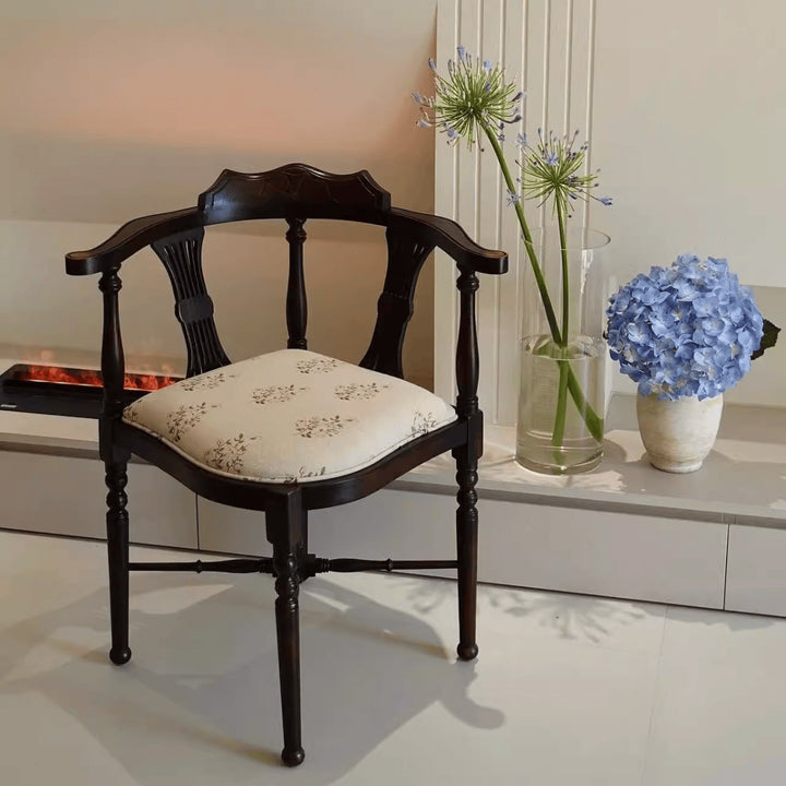 Moderner Mid-Century Esszimmerstuhl aus Massivholz & gemustertem Stoff mit quadratischem Kissen und geschwungener Rückenlehne für Esszimmer & Wohnzimmer 