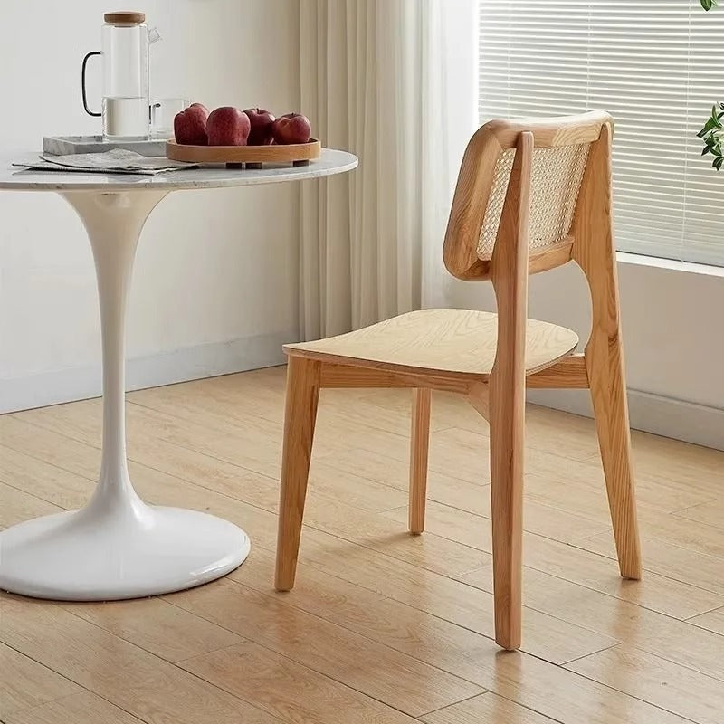 Zeitgenössischer nordischer Esszimmerstuhl aus massivem Holz und Rattan mit Rückenlehne für Esszimmer 