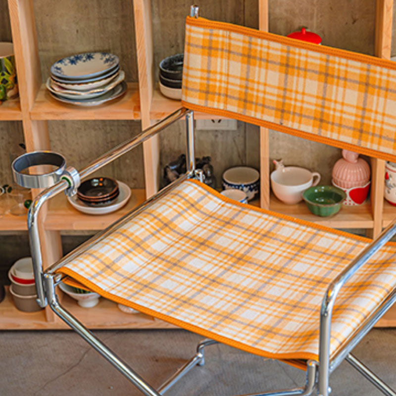 Art Deco-inspirierter geflochtener faltbarer Regiestuhl - Retro-Karo-Stoff tragbarer Akzentstuhl für die Terrasse im Freien 