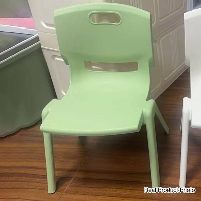 Zeitgenössischer skandinavischer quadratischer PP stapelbarer Rückenlehnen-Kinderhocker für das Wohnzimmer 