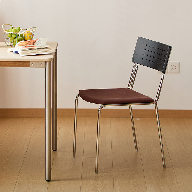 Traditioneller stapelbarer Esszimmerstuhl im Vintage-Stil mit quadratischer Rückenlehne aus Eisen, Sperrholz und Stoff für das Esszimmer 