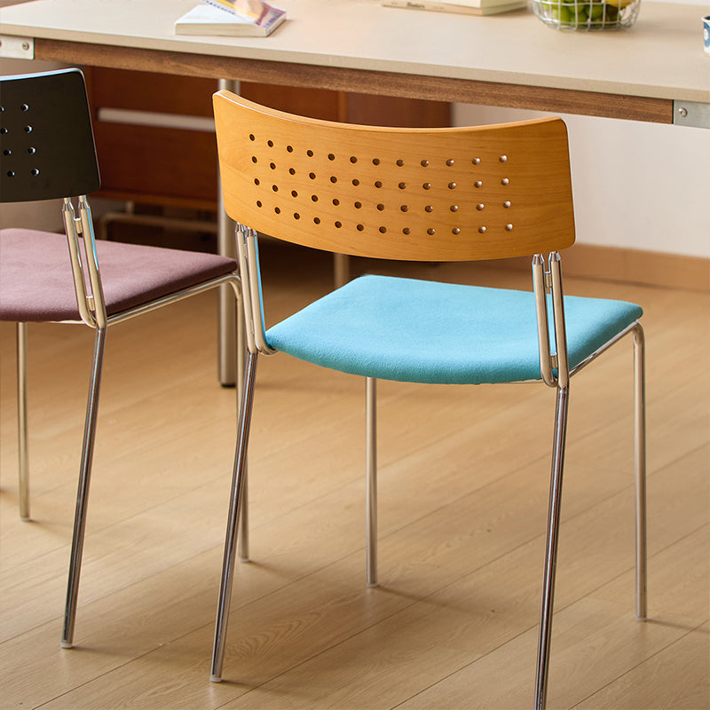 Traditioneller stapelbarer Esszimmerstuhl im Vintage-Stil mit quadratischer Rückenlehne aus Eisen, Sperrholz und Stoff für das Esszimmer 