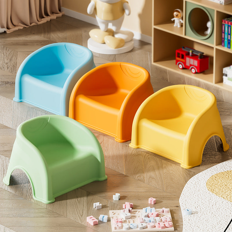 Tabouret bas empilable avec dossier et accoudoirs en PP rond créatif contemporain pour enfants, pour salon et chambre 