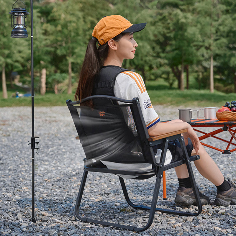Moderner minimalistischer quadratischer Campingstuhl aus Kohlenstoffstahl, Nylon und Buchenholz mit klappbarer Rückenlehne und Armlehne für den Außenbereich 