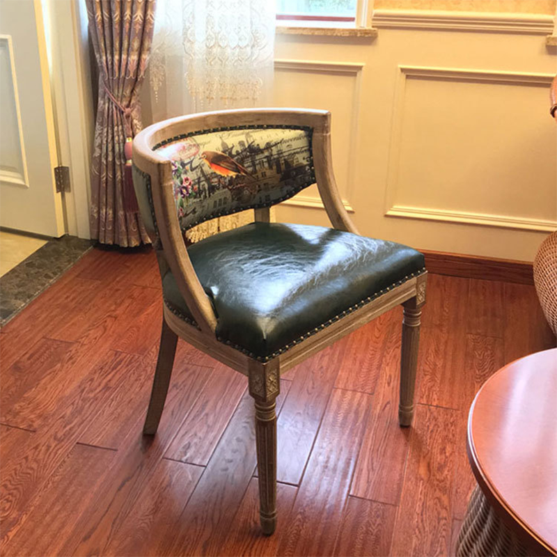 Traditioneller Vintage-Quadrat-Dining-Stuhl aus Gummibaumholz mit PU-Leder-Rückenlehne und Armlehnen für das Esszimmer 