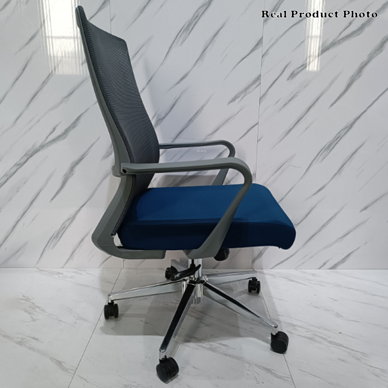 Moderner minimalistischer ergonomischer Bürostuhl mit mittelhoher Rückenlehne: atmungsaktives Mesh – höhenverstellbarer Schreibtischstuhl mit Rückenlehne und Armlehnen für das Homeoffice 