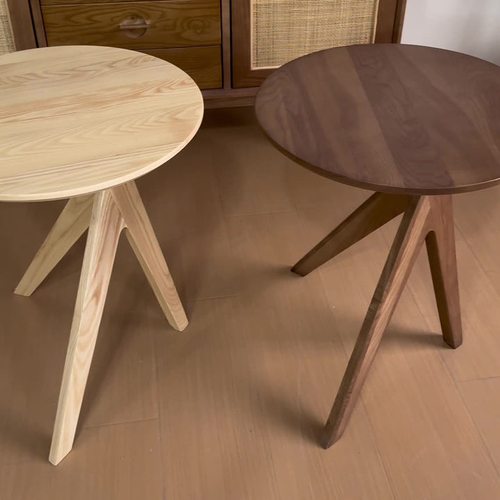 Moderner minimalistischer runder Beistelltisch aus Eschenholz mit 3 Beinen für das Wohnzimmer 