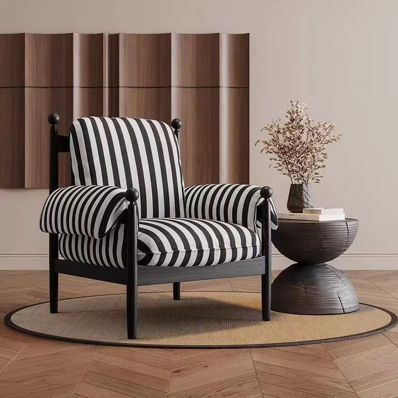 Moderner minimalistischer gebogener Massivholz-Samt-Baumwoll-Akzentstuhl Rückenlehne Armlehne Langlebig für Wohnzimmer 