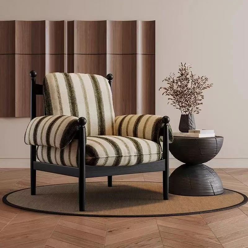 Moderner minimalistischer gebogener Massivholz-Samt-Baumwoll-Akzentstuhl Rückenlehne Armlehne Langlebig für Wohnzimmer 