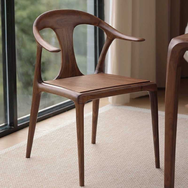 Moderner minimalistischer gebogener Massivholz-Esszimmerstuhl mit stabiler Rückenlehne und Armlehne für das Esszimmer 