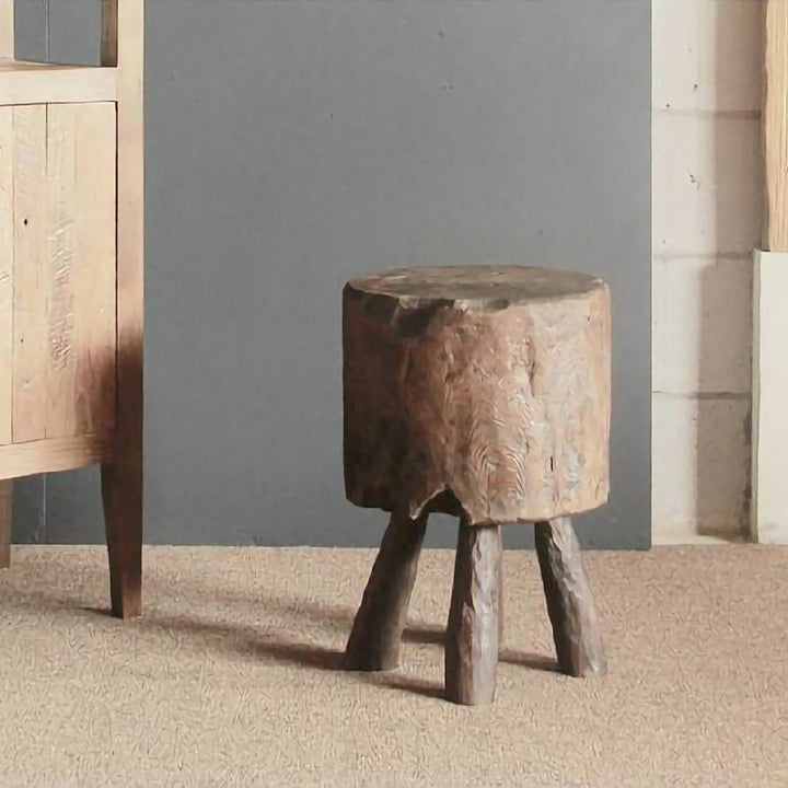 Tabouret rond rustique en bois massif - Table d'appoint vintage sculptée à la main : robuste, bord naturel et pieds évasés stables pour jardin, terrasse et maison 