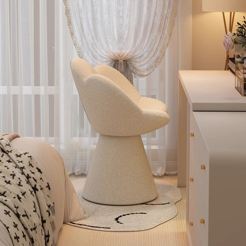 Zeitgenössischer skandinavischer Hocker mit Lammfleece-Stoff, Holz, Schwamm, runder, blütenblattförmiger, drehbarer Rückenlehne und Armlehne für Wohnzimmer &amp; Schlafzimmer 