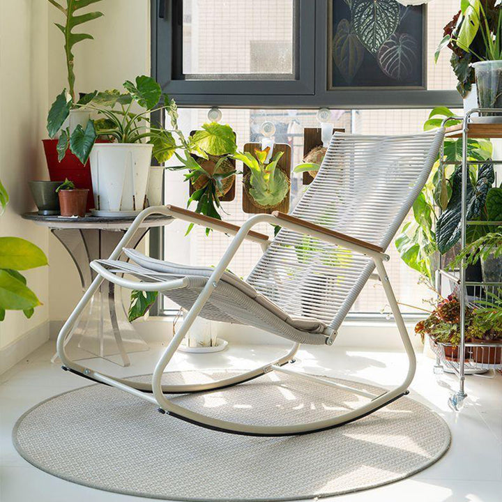 Fauteuil à bascule rectangulaire avec accoudoirs et dossier, en lin minimaliste moderne, PE, bois massif, contreplaqué et acier au carbone, pour salon 