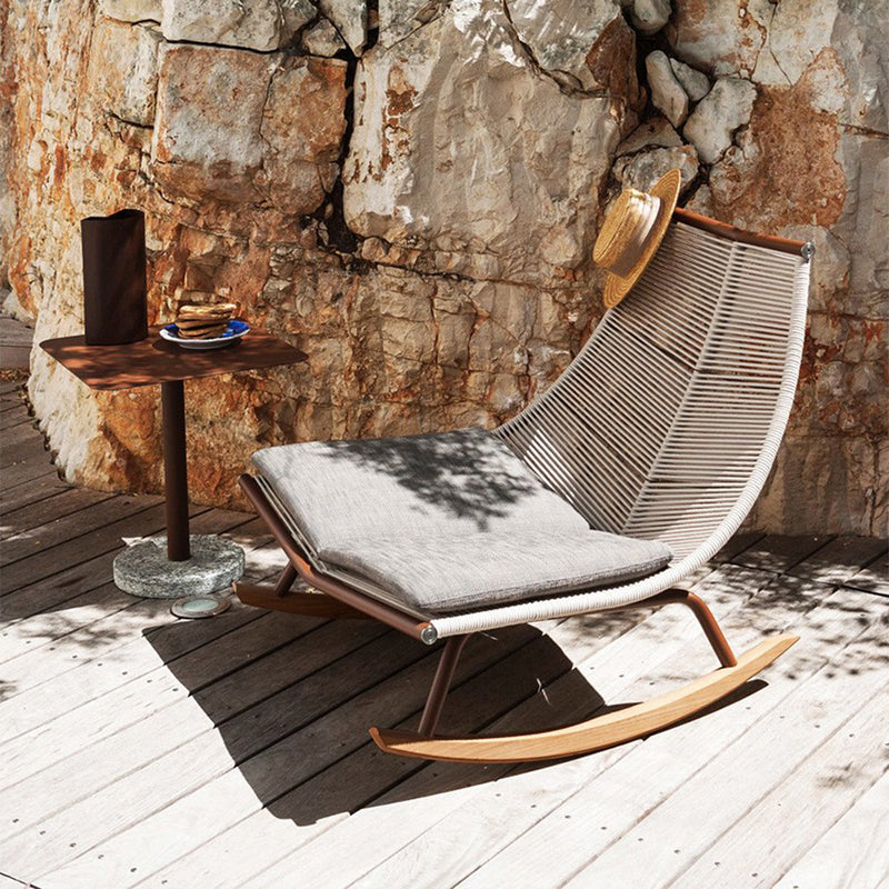 Chaise à bascule rectangulaire contemporaine en rotin PE nordique et bois de teck, dossier, en tissu imperméable, pour salon et extérieur 