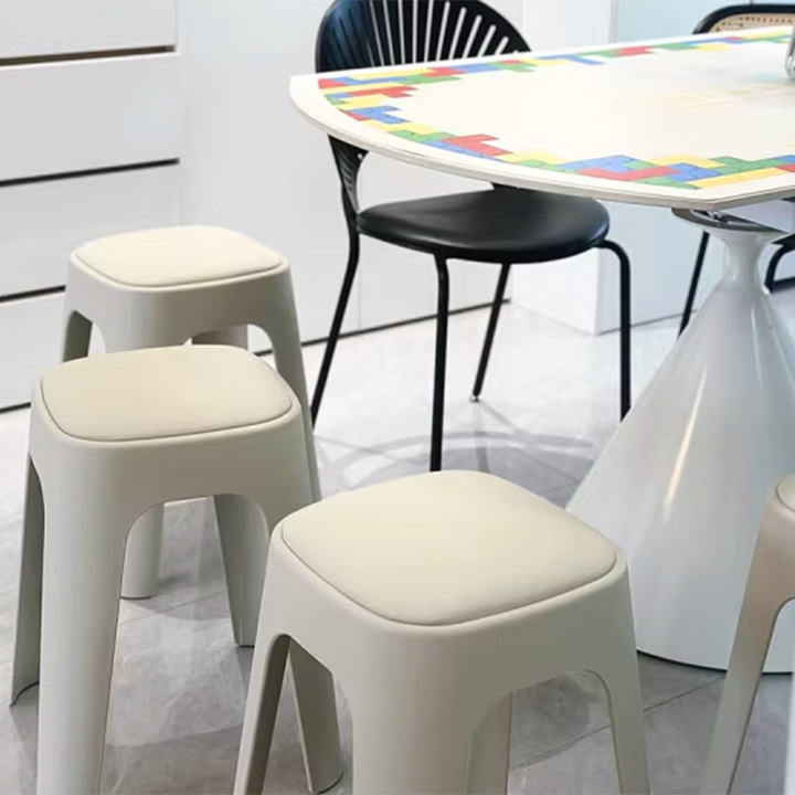 Chaise de salle à manger carrée empilable en PP avec revêtement en cuir PU, style minimaliste moderne, pour salle à manger et cuisine 