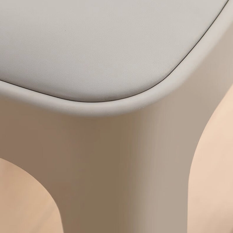 Chaise de salle à manger carrée empilable en PP avec revêtement en cuir PU, style minimaliste moderne, pour salle à manger et cuisine 