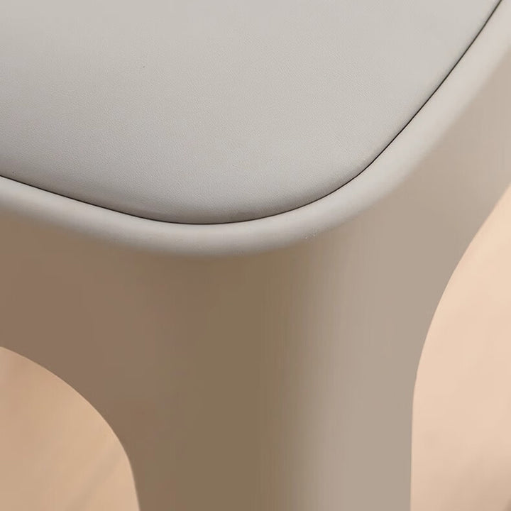 Chaise de salle à manger carrée empilable en PP avec revêtement en cuir PU, style minimaliste moderne, pour salle à manger et cuisine 