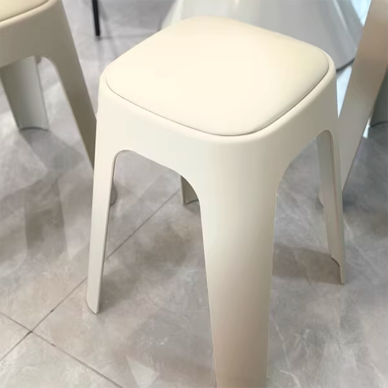 Chaise de salle à manger carrée empilable en PP avec revêtement en cuir PU, style minimaliste moderne, pour salle à manger et cuisine 