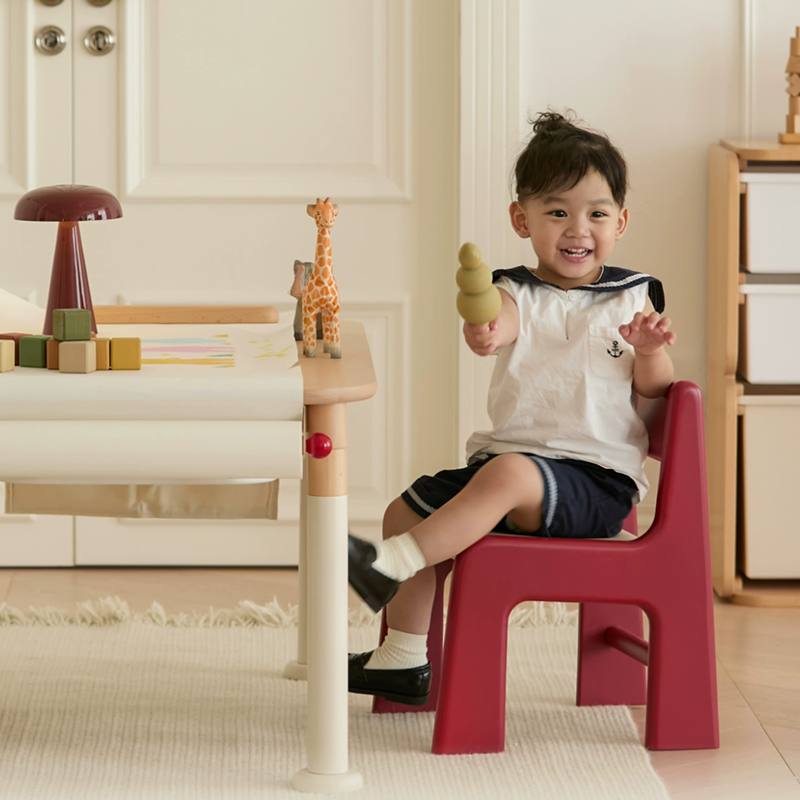 Silla de estudio infantil tapizada de madera de haya - Asiento nórdico para niños pequeños con respaldo alto, cojín suave y bordes redondeados para sala de estar 
