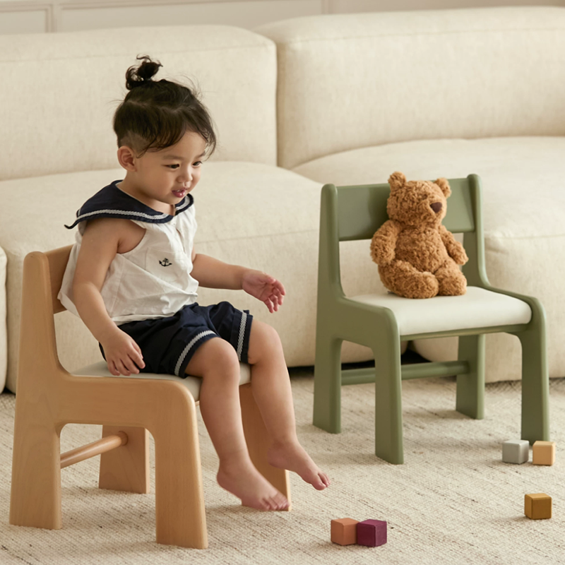 Silla de estudio infantil tapizada de madera de haya - Asiento nórdico para niños pequeños con respaldo alto, cojín suave y bordes redondeados para sala de estar 
