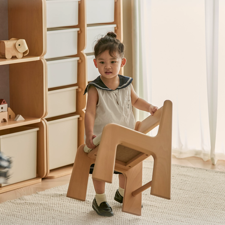 Silla de estudio infantil tapizada de madera de haya - Asiento nórdico para niños pequeños con respaldo alto, cojín suave y bordes redondeados para sala de estar 