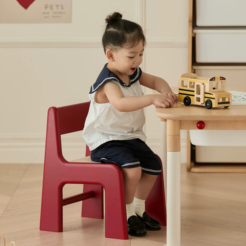 Silla de estudio infantil tapizada de madera de haya - Asiento nórdico para niños pequeños con respaldo alto, cojín suave y bordes redondeados para sala de estar 