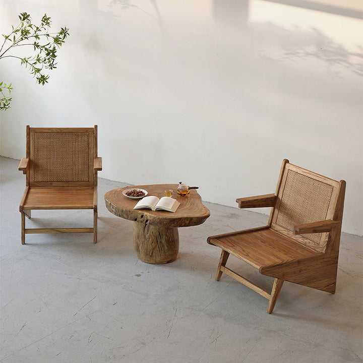 Chaise longue d'accent en bois patiné et en rotin tissé traditionnel japonais avec dossier et accoudoirs pour balcon et salon 