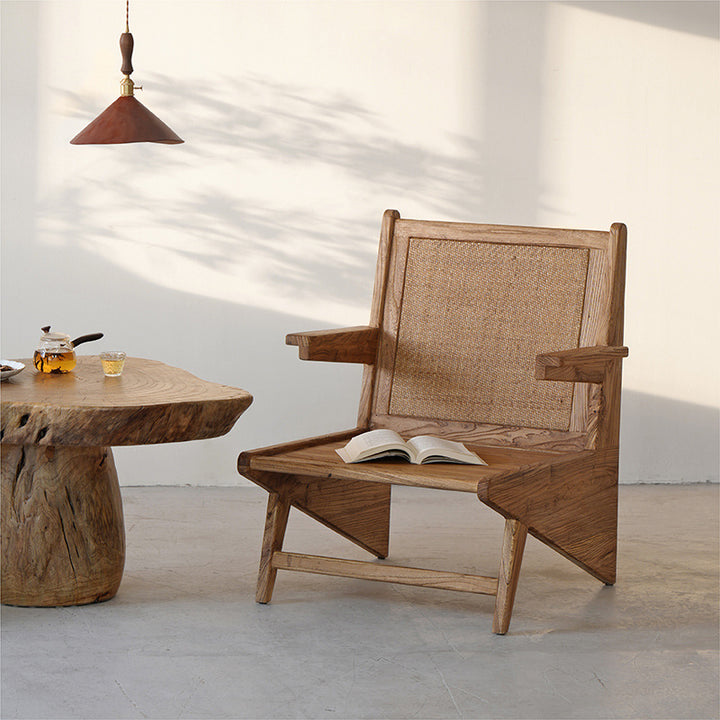 Chaise longue d'accent en bois patiné et en rotin tissé traditionnel japonais avec dossier et accoudoirs pour balcon et salon 