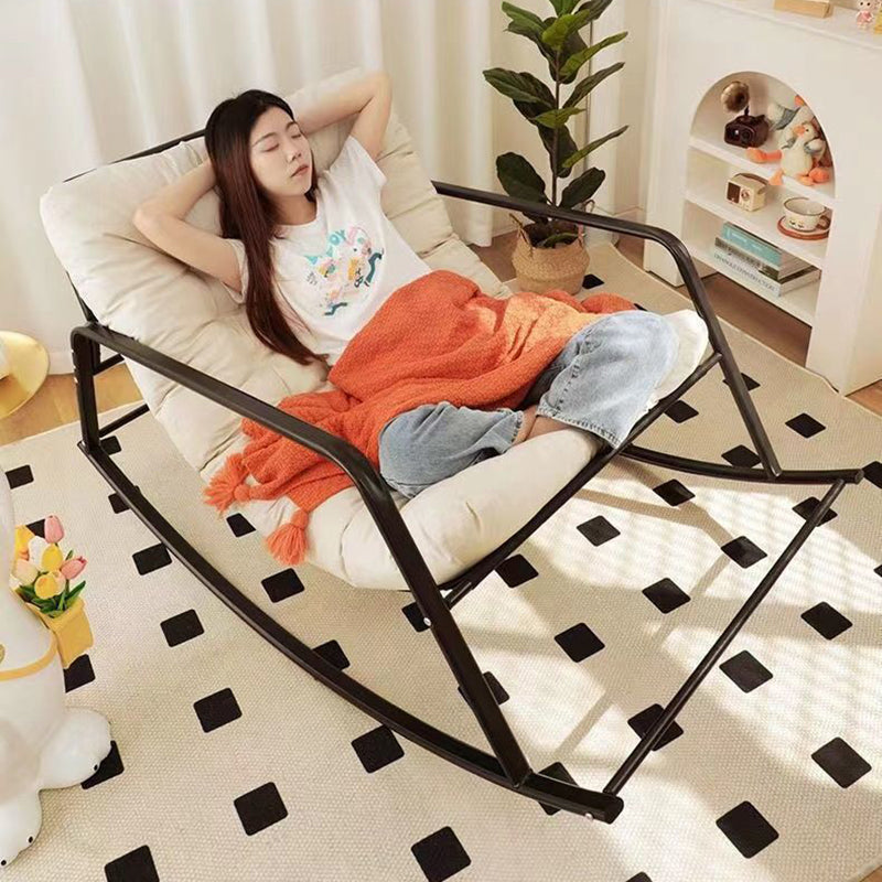 Mecedora Moon nórdica contemporánea de tela sintética y acero al carbono con respaldo y reposabrazos para sala de estar y dormitorio 