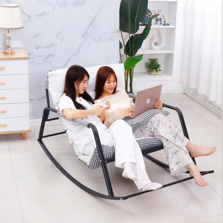 Mecedora Moon nórdica contemporánea de tela sintética y acero al carbono con respaldo y reposabrazos para sala de estar y dormitorio 