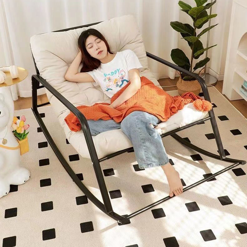 Mecedora Moon nórdica contemporánea de tela sintética y acero al carbono con respaldo y reposabrazos para sala de estar y dormitorio 
